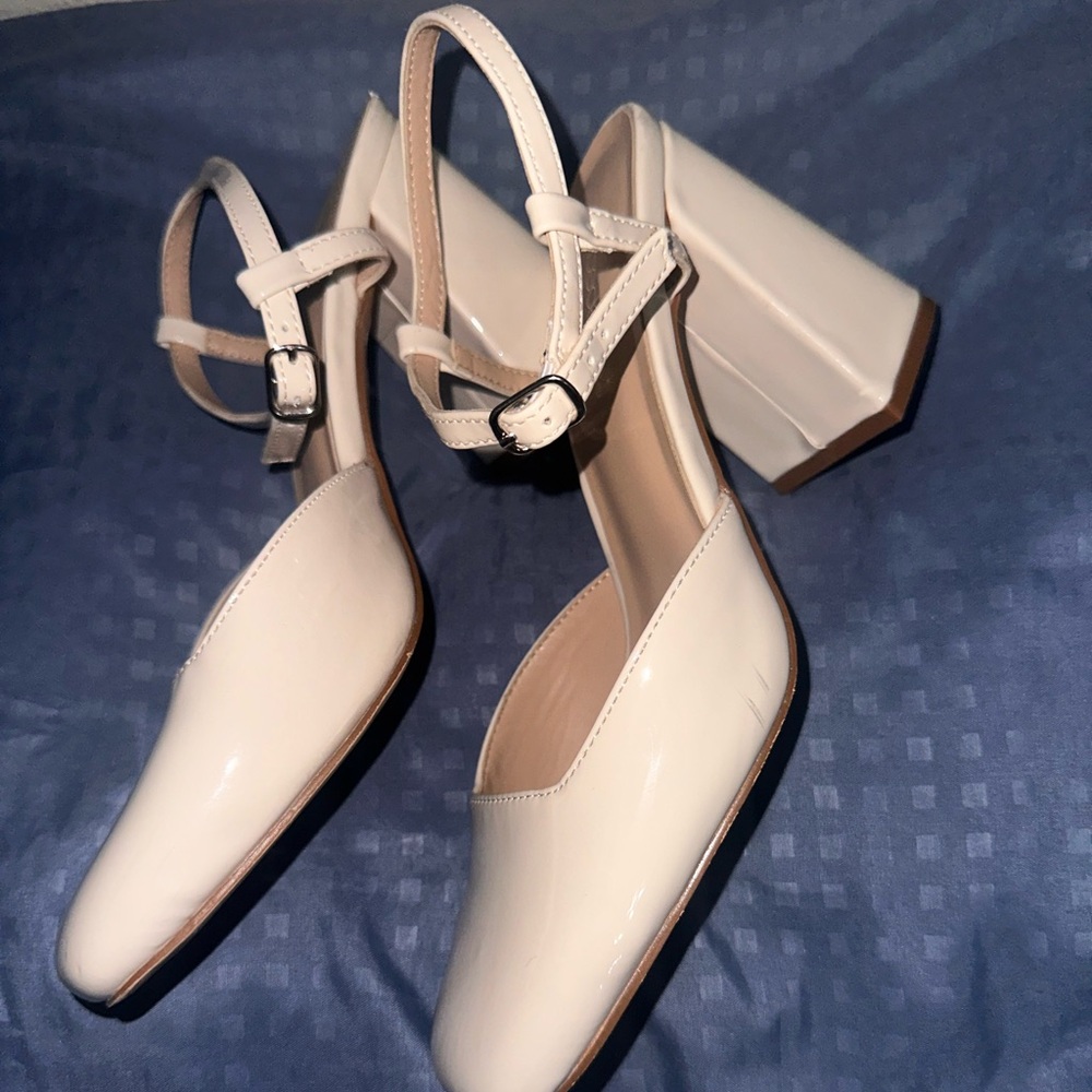 Shoe Dazzle Cream Platform Heels